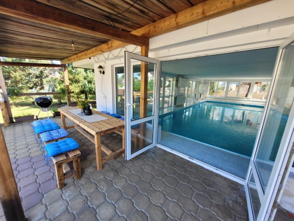 patio ze stołem i basenem w obiekcie Wellness Aqua House w Pradze