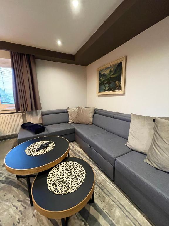 A seating area at MARMOT Mountain Apartment so saunou a hydromasážnou vaňou