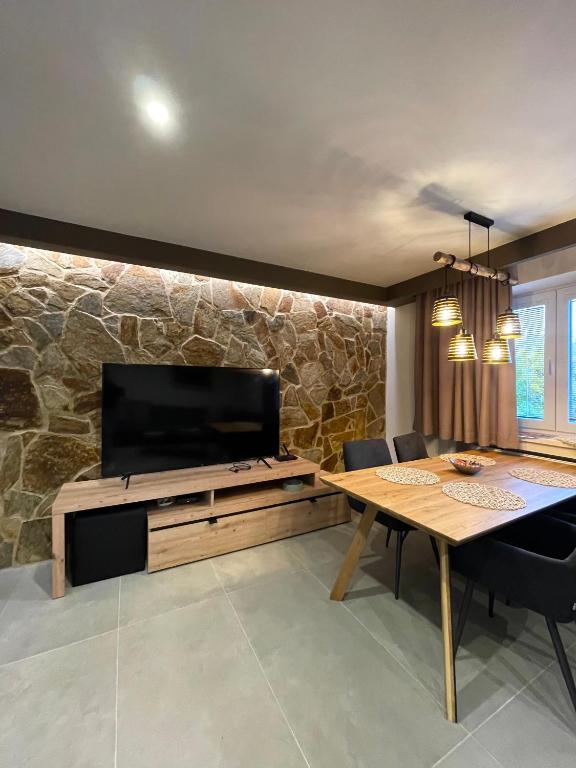 A television and/or entertainment centre at MARMOT Mountain Apartment so saunou a hydromasážnou vaňou