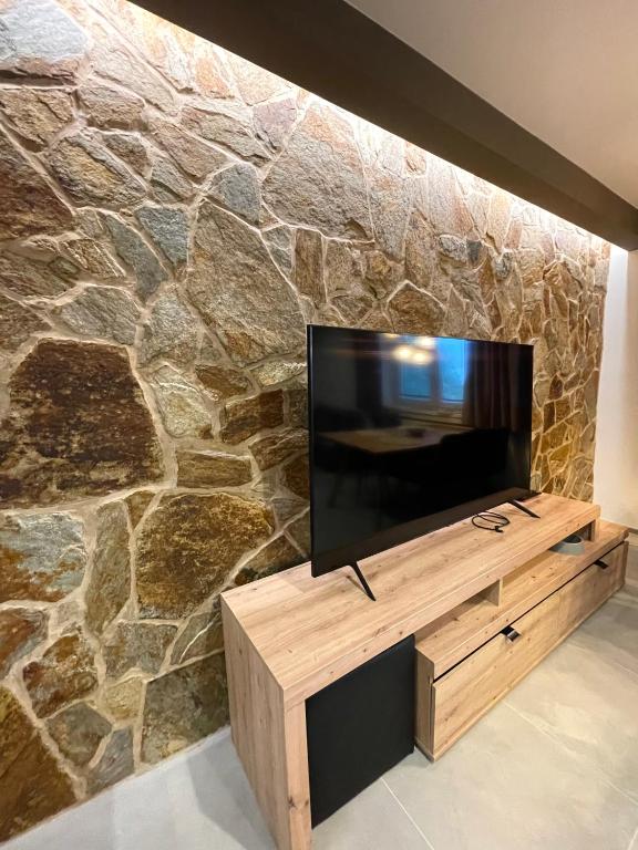 A television and/or entertainment centre at MARMOT Mountain Apartment so saunou a hydromasážnou vaňou