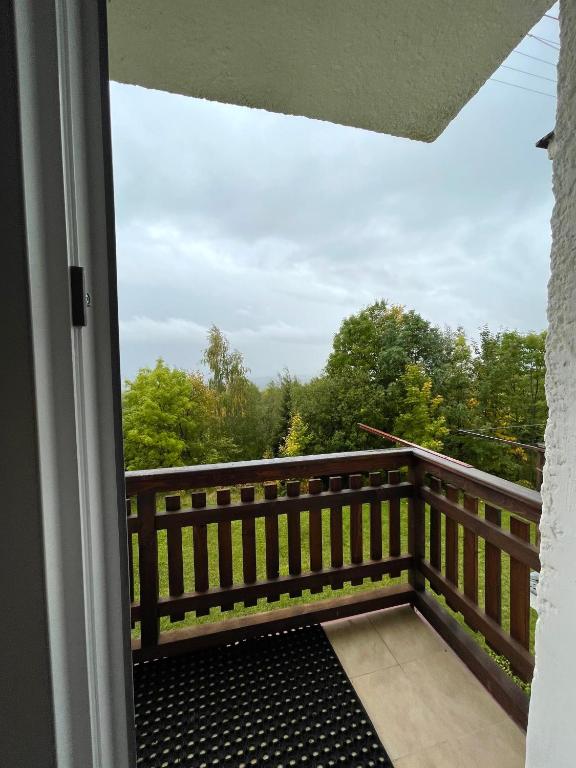 A balcony or terrace at MARMOT Mountain Apartment so saunou a hydromasážnou vaňou