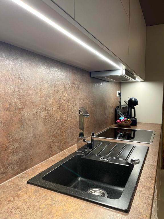 A kitchen or kitchenette at MARMOT Mountain Apartment so saunou a hydromasážnou vaňou
