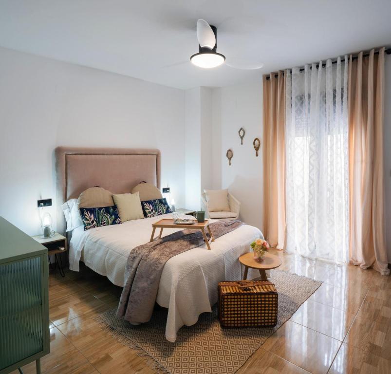 a bedroom with a large bed and a table at Verde Biatia in Baeza