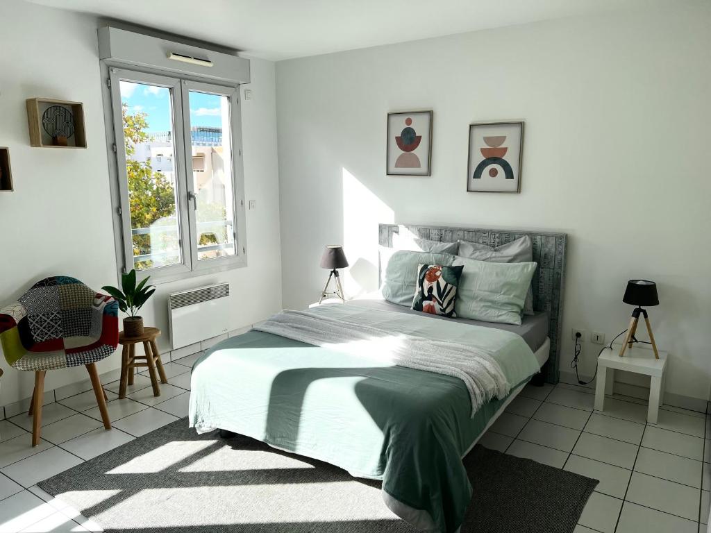 ein Schlafzimmer mit einem großen Bett und einem Fenster in der Unterkunft Bell Combe Studio - Proche Gare PartDieu in Lyon
