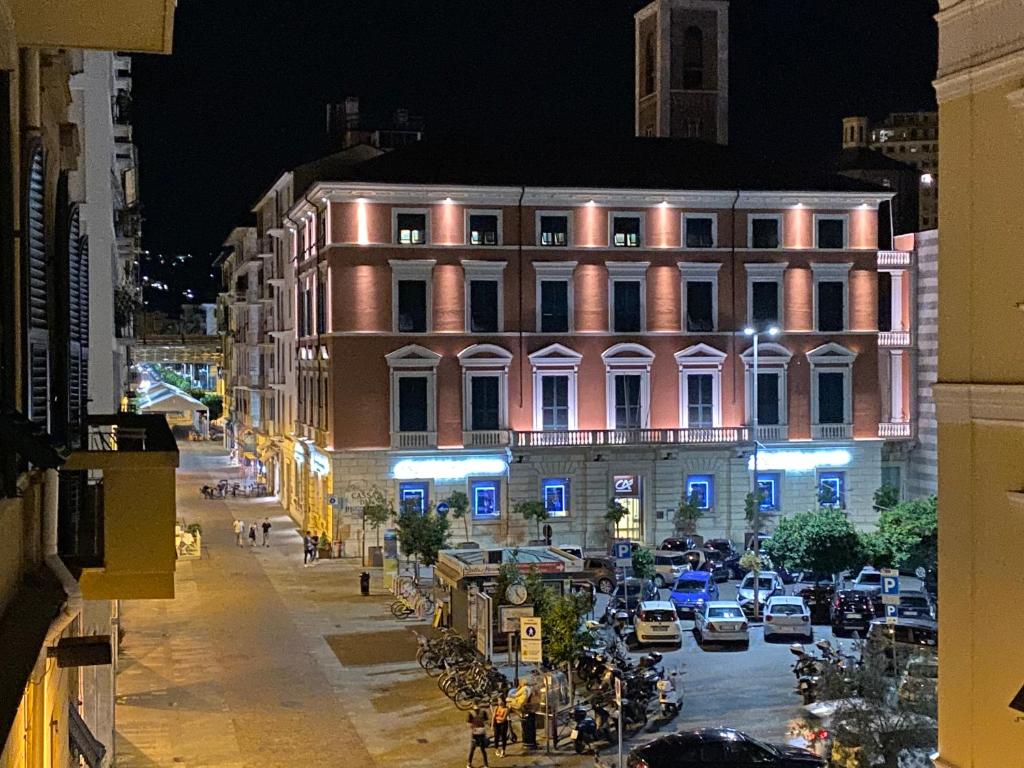 un bâtiment situé dans une rue de la ville la nuit dans l'établissement Riviera18, à La Spezia