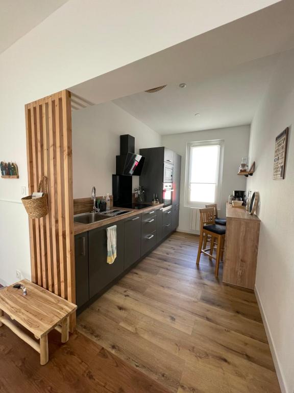 Telewizja i/lub zestaw kina domowego w obiekcie Un logement cosy proche des Ports