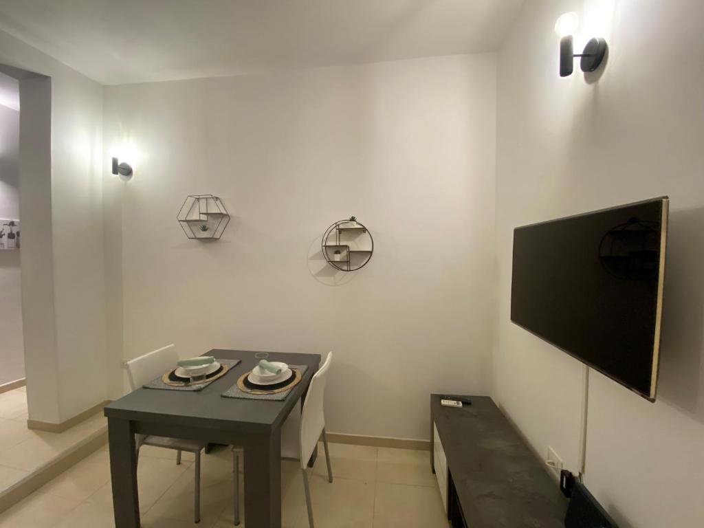 Televízia a/alebo spoločenská miestnosť v ubytovaní Civico 107 - Apartment with Private Parking