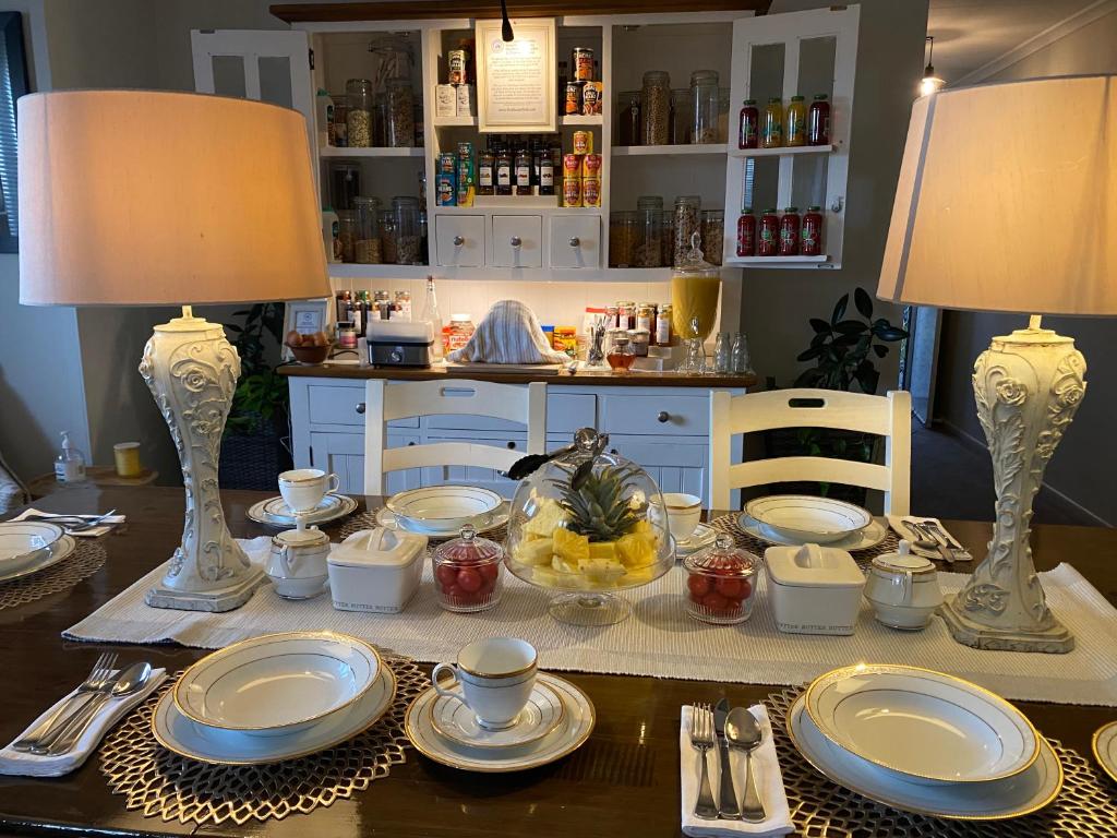赫維灣的住宿－淡水住宿加早餐旅館，一张桌子,上面有两盏灯和盘子