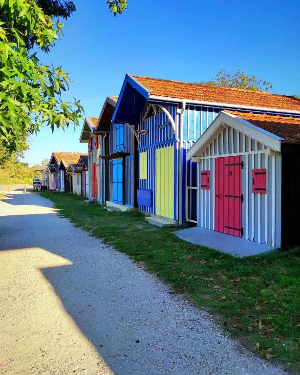 szereg kolorowych budynków na ulicy w obiekcie Un logement cosy proche des Ports w mieście Gujan-Mestras