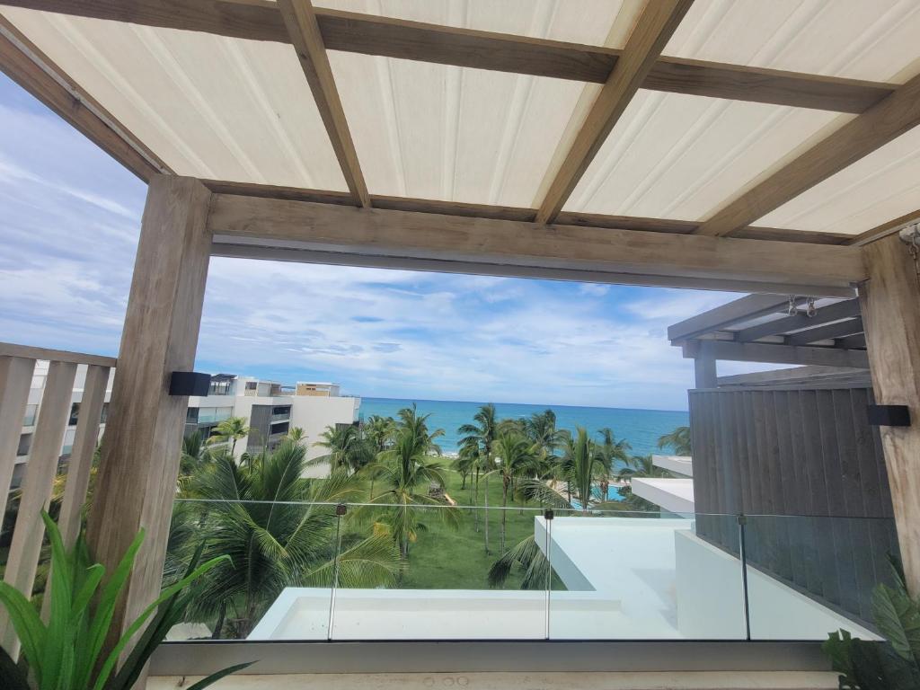 uma vista para o oceano a partir da varanda de um resort em Seawinds Penthouse Studio with Rooftop em Cabarete