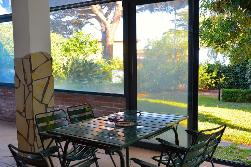 アーチ・トレッツァにあるAngelo Delle Aciの窓際の緑のテーブルと椅子