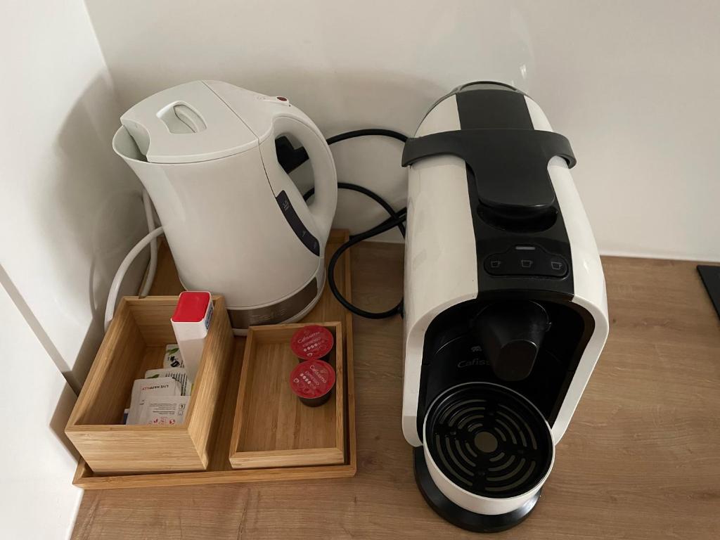 Zestaw do parzenia kawy i herbaty w obiekcie Quelle-Apartman