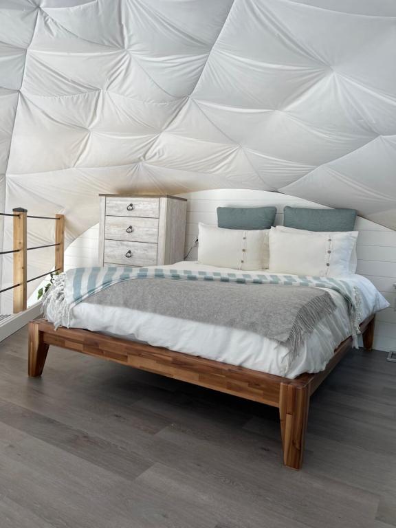 Un pat sau paturi într-o cameră la Geodome water view stay on Grand Manan Island