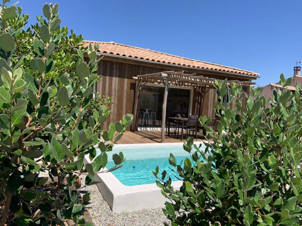 una piscina frente a una casa en Villa Gebano, en Saussines