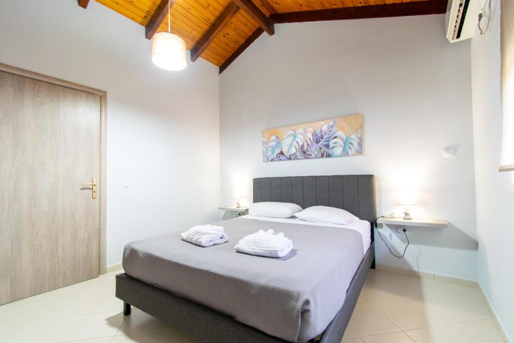 Postel nebo postele na pokoji v ubytování Sunset Apartments Free shuttle from Athen's Airport