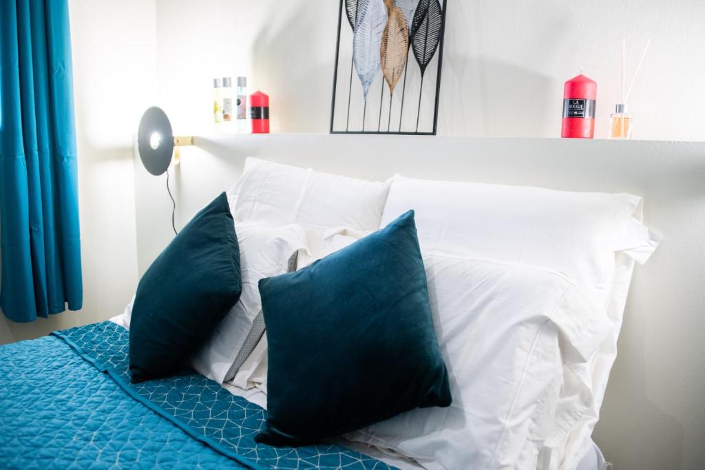 Een bed of bedden in een kamer bij Le Privil&egrave;ge appartement standing, piscine, terrasse, jardin, parking priv&eacute;