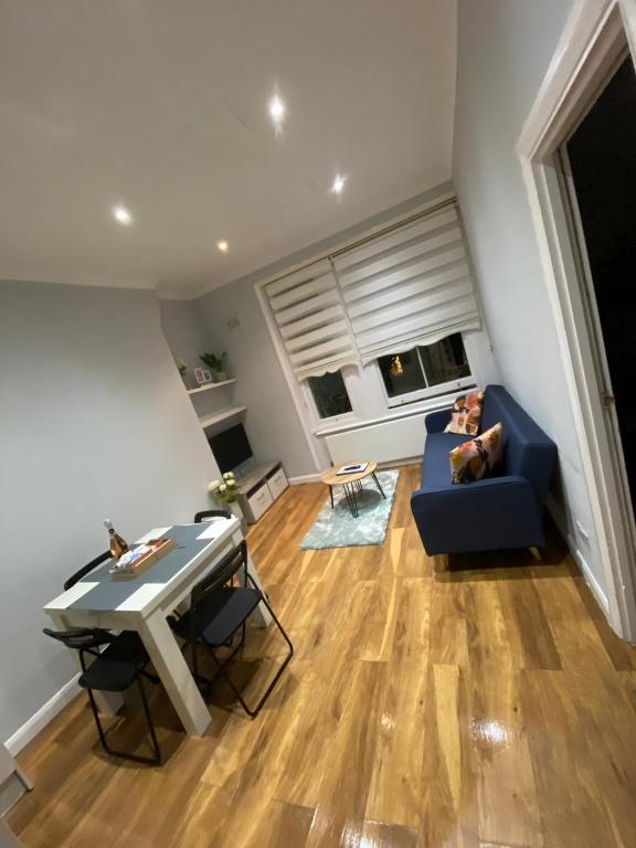 Stunning 2 bed flat in Ladbroke Grove - Two-Bedroom Apartment