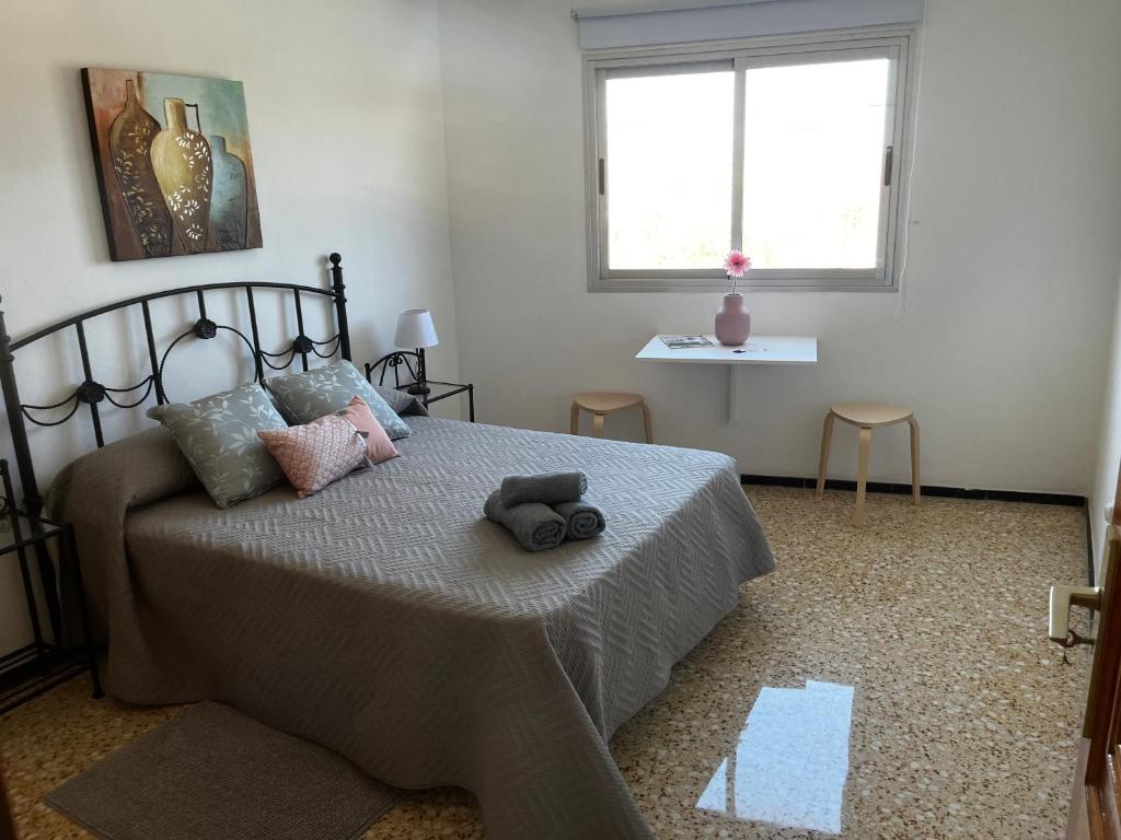 Un dormitorio con una cama con un osito de peluche. en Sarah Kite II Vv, Room 1, en Playa del Burrero