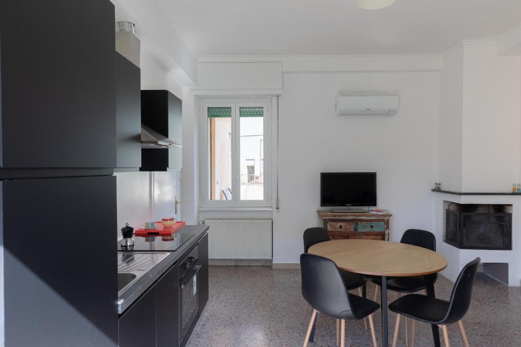 A television and/or entertainment centre at Appartamento con terrazza vicino al Vaticano