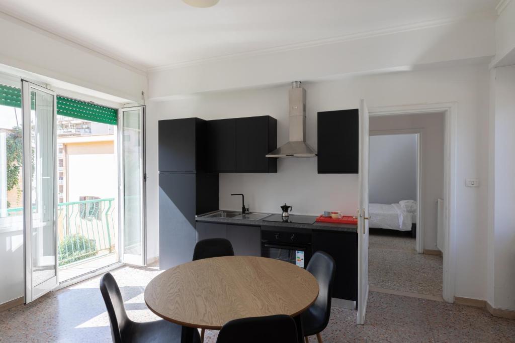 A kitchen or kitchenette at Appartamento con terrazza vicino al Vaticano