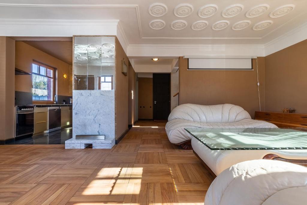 uma sala de estar com 2 camas e uma cozinha em PATEK Premium Apartments - Airport & MTP em Skórzewo