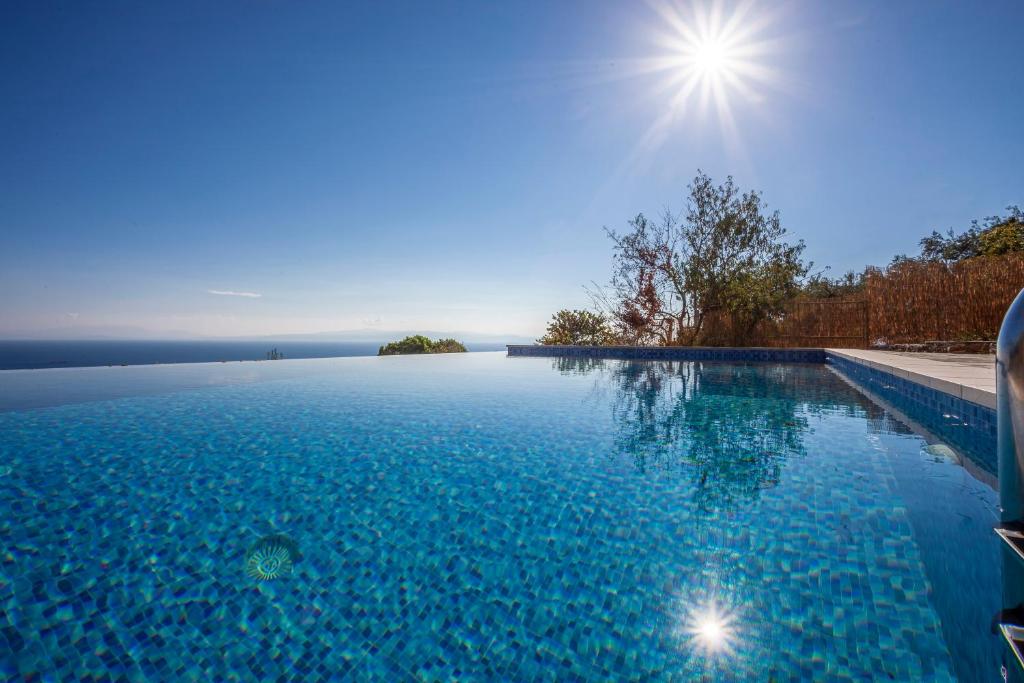 Bazén v ubytování Olea Skopelos villas with swimming pools & sea view nebo v jeho okolí