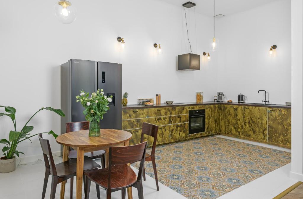 Kuchyňa alebo kuchynka v ubytovaní oompH Koszyki Luxurious Apartments