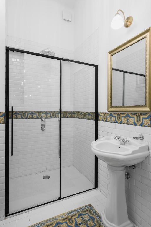 Kúpeľňa v ubytovaní oompH Koszyki Luxurious Apartments