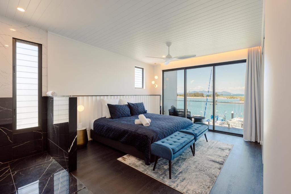 耐莉湾NEW! Dacha on Maggie No#2, Unrivaled Island Luxury的一间卧室配有一张床,享有水景