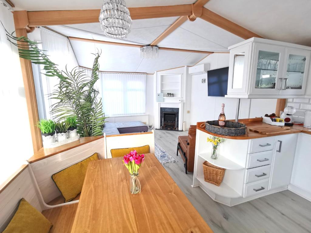 Lakes and woodlands Overstone Holiday Park - Chalet