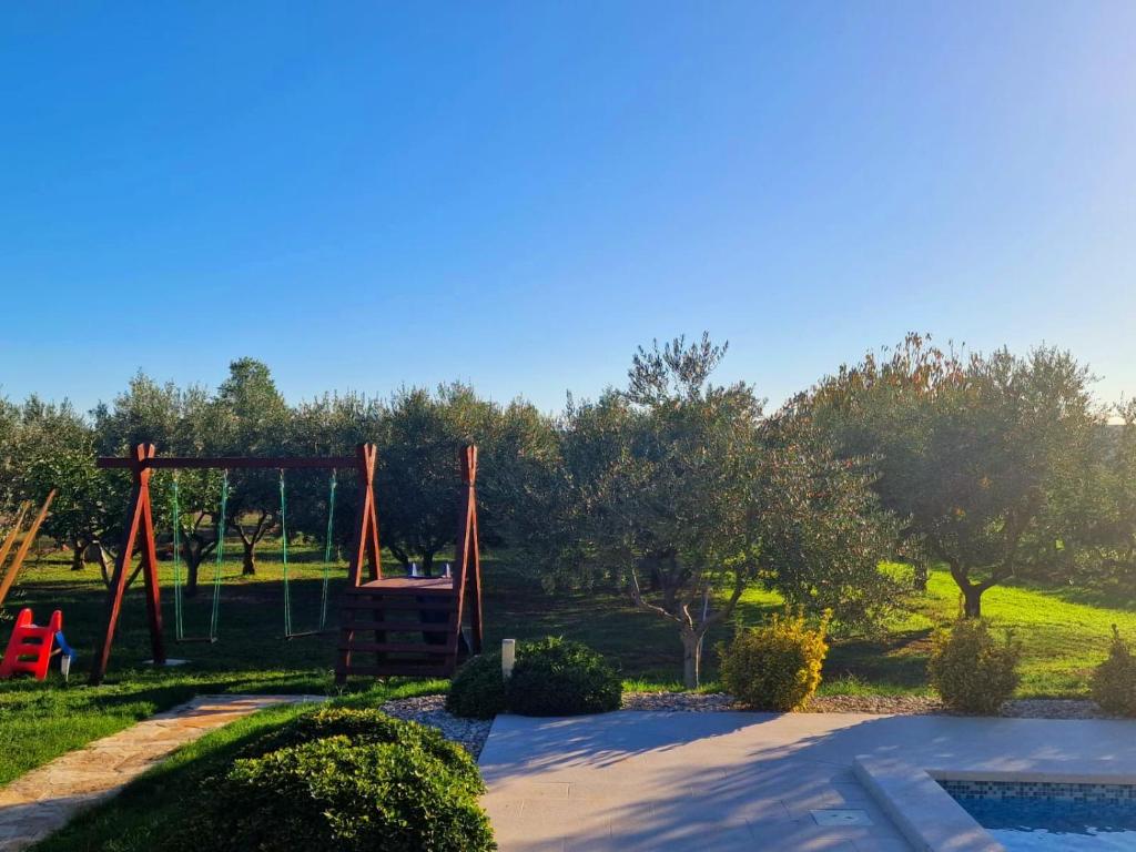 Herní místnost nebo prostor pro děti v ubytování Villa Lorema-pet friendly on 5000 sqm garden,pool, jacuzzi, billiard&PS5