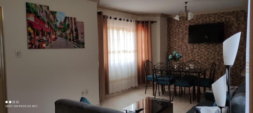 un soggiorno con divano e una sala da pranzo di Departamento El-Shaddai a Tarija