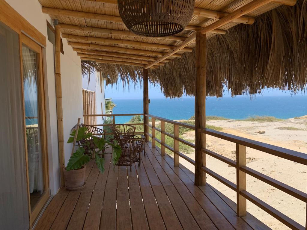 eine Veranda mit Stühlen und Strandblick in der Unterkunft Casas Lua & Mar - Vichayito - Máncora in Vichayito