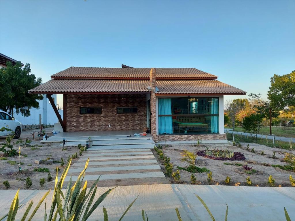 ein kleines Haus mit einem Weg dorthin in der Unterkunft Casa com 3 quartos em Condomínio de Luxo in Gravatá