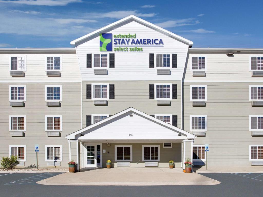 un gran edificio blanco con un cartel. en Extended Stay America Select Suites - Birmingham - Pelham, en Pelham