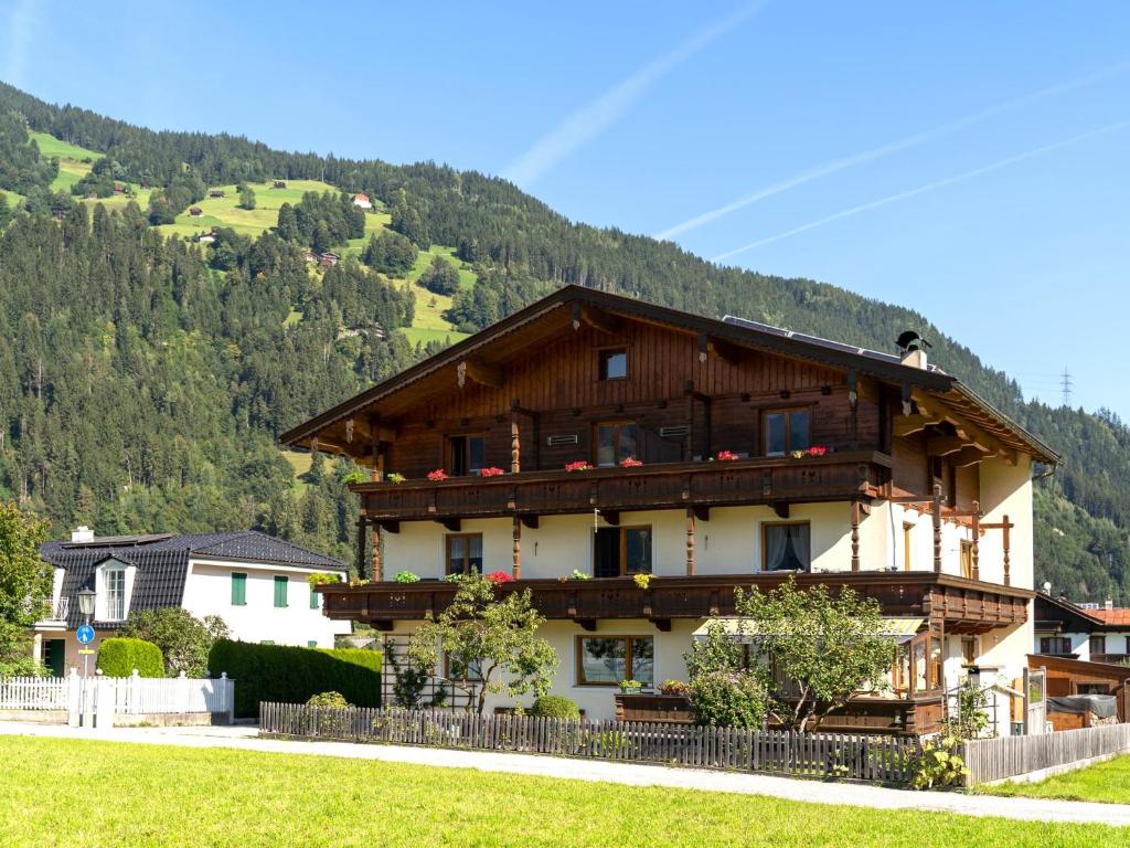 uma casa grande com uma montanha ao fundo em Fankhauser em Zell am Ziller