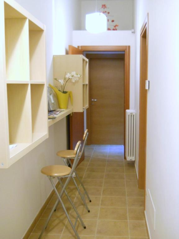 mały korytarz z dwoma krzesłami i drzwiami w obiekcie B&B Lucana 22 w mieście Matera