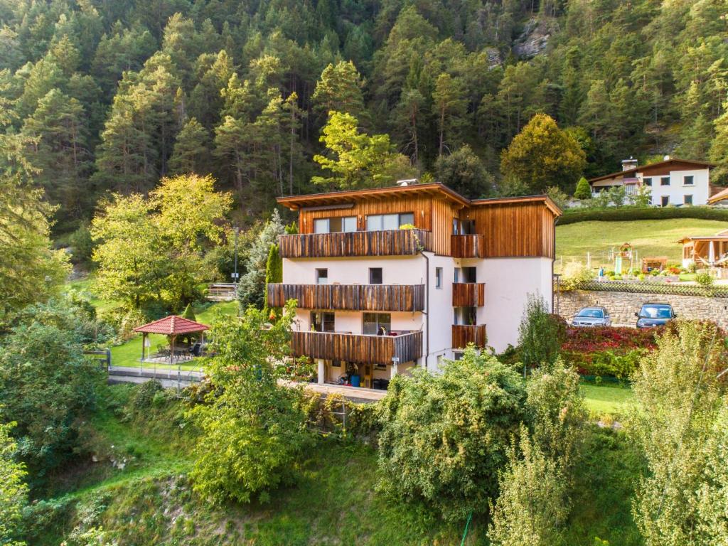 een luchtzicht op een hotel in de bergen bij Haus Senn Tösens I in Serfaus