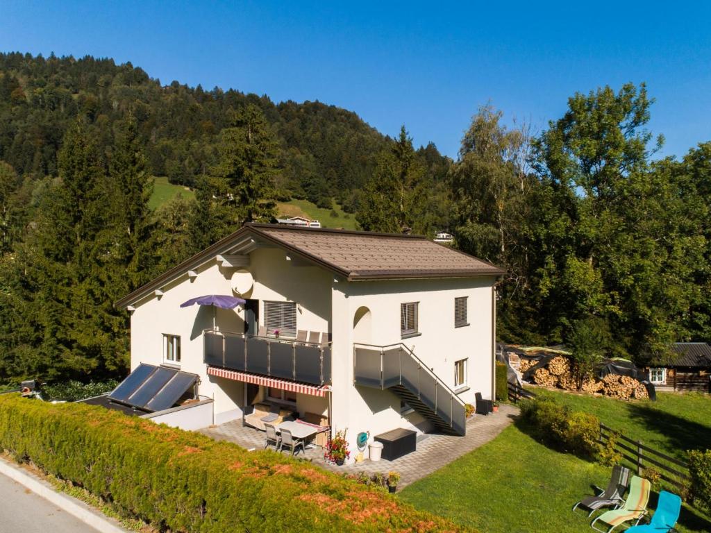 Elle offre une vue aérienne sur une maison dotée d'un balcon. dans l'établissement Schallert, à Bürserberg