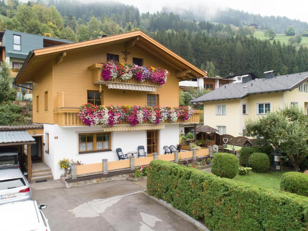 een huis met bloembakken aan de zijkant bij Apartment Larcher in Matrei in Osttirol