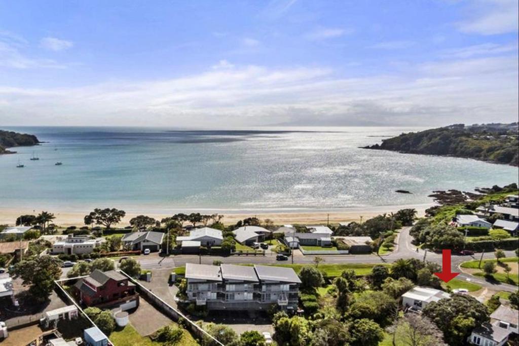 una vista aérea de una playa con casas y el océano en Oneroa Village Beach House- Waiheke Escapes, en Oneroa