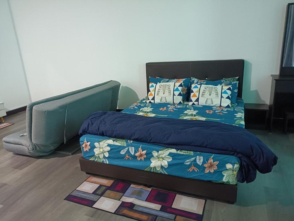 un letto con piumone e cuscini blu di MyHOMESTAY 2 @ Vista Bangi a Kajang