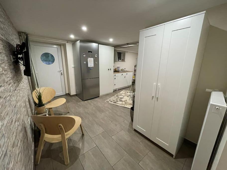 Kuchyň nebo kuchyňský kout v ubytování Studio situé aux abords de la forêt avec parking