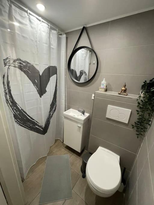 Koupelna v ubytování Studio situé aux abords de la forêt avec parking