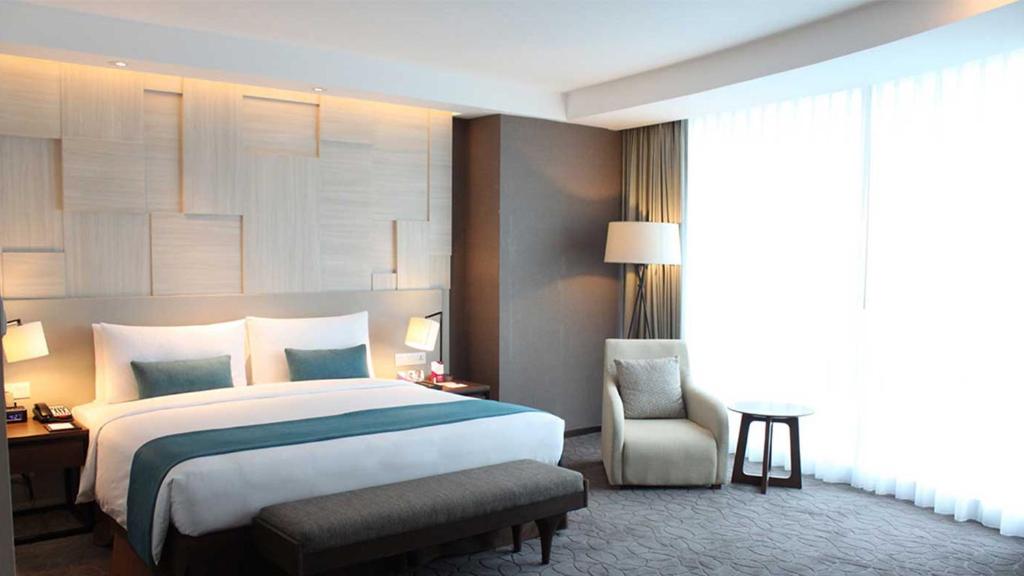 Postel nebo postele na pokoji v ubytování Crowne Plaza Bandung by IHG