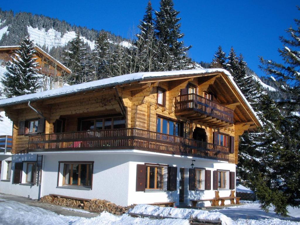 Cette maison en rondins possède un balcon dans la neige. dans l'établissement Outstanding chalet for groups, south facing, breathtaking views - all year round, à Anzère