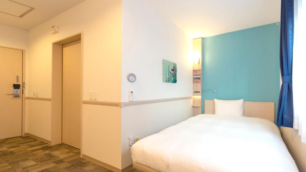Postel nebo postele na pokoji v ubytování Toyoko Inn Chofu Keio sen Fuda eki