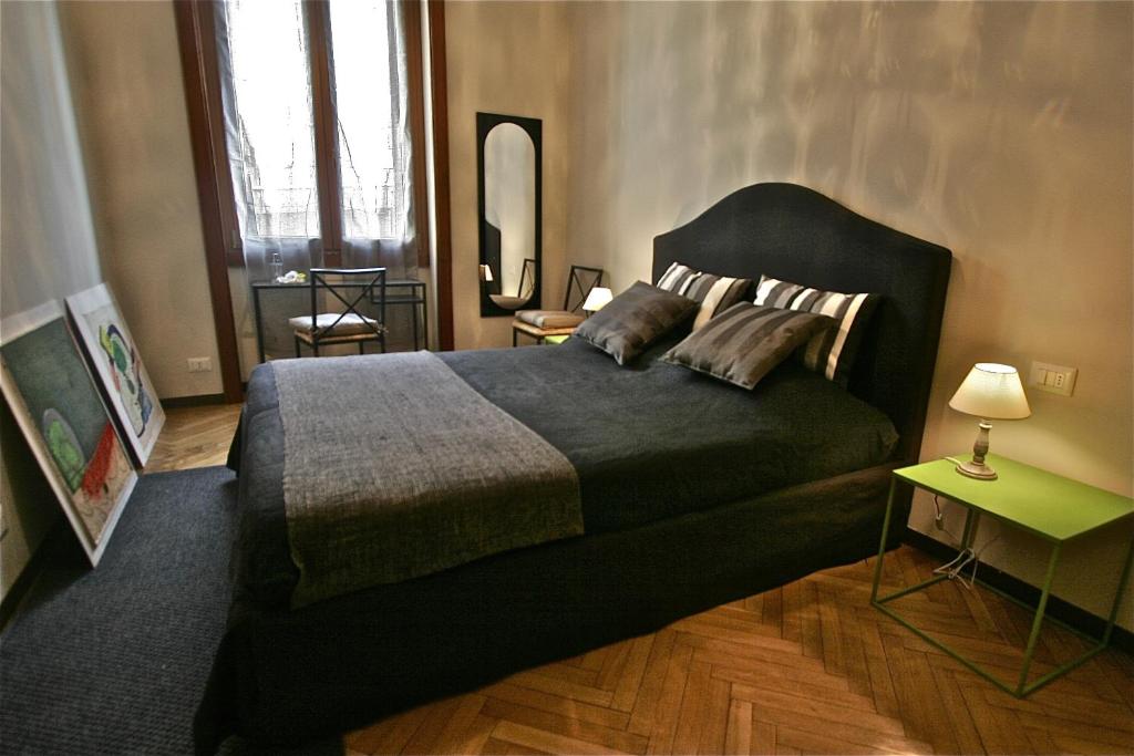 una camera con un grande letto e uno specchio di Milano Brera Relais a Milano