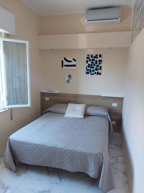 Posteľ alebo postele v izbe v ubytovaní EL MAR casa vacanza Lavinio mare