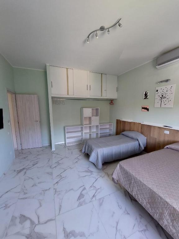 Posteľ alebo postele v izbe v ubytovaní EL MAR casa vacanza Lavinio mare